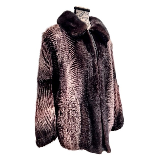 Leonard Furs Women’s Mink Coat. Small - Picture 3 of 10